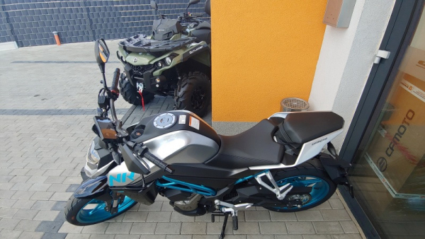 Motocykel CFMOTO 300NK (2025)