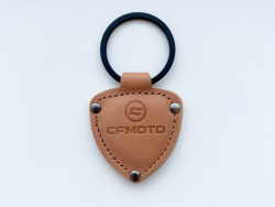 Kožená trojúholníková kľúčenka CFMOTO