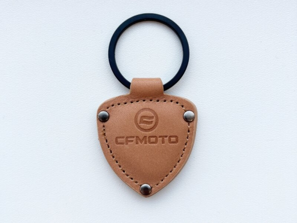 Kožená trojúholníková kľúčenka CFMOTO